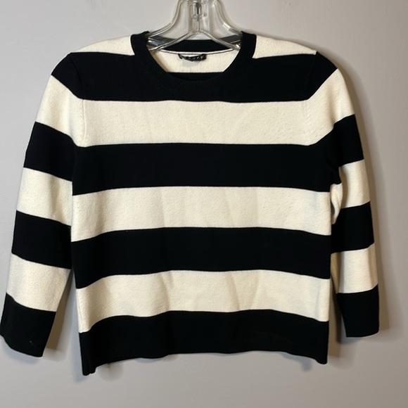 Theory Black and White Semi Cropped Sweater Size Small - Picture 3 of 9